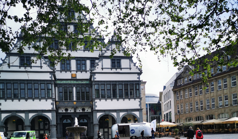 Das Ostbelgienmobil vor der Rathaus von Paderborn (c) DGCFRW