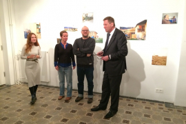 De gauche à droite : L’artiste Camille Carbonaro, les galeristes Annabel Werbrouck et Fabrice Havenne, le Délégué général Alexander Homann © Fotofabrik De gauche à droite : L’artiste Camille Carbonaro, les galeristes Annabel Werbrouck et Fabrice Havenne, le Délégué général Alexander Homann © Fotofabrik